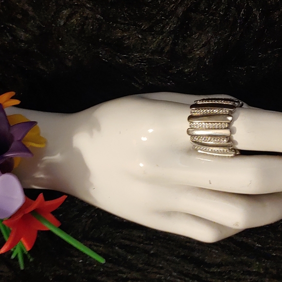 Jewelry - Beautiful Ring! New!